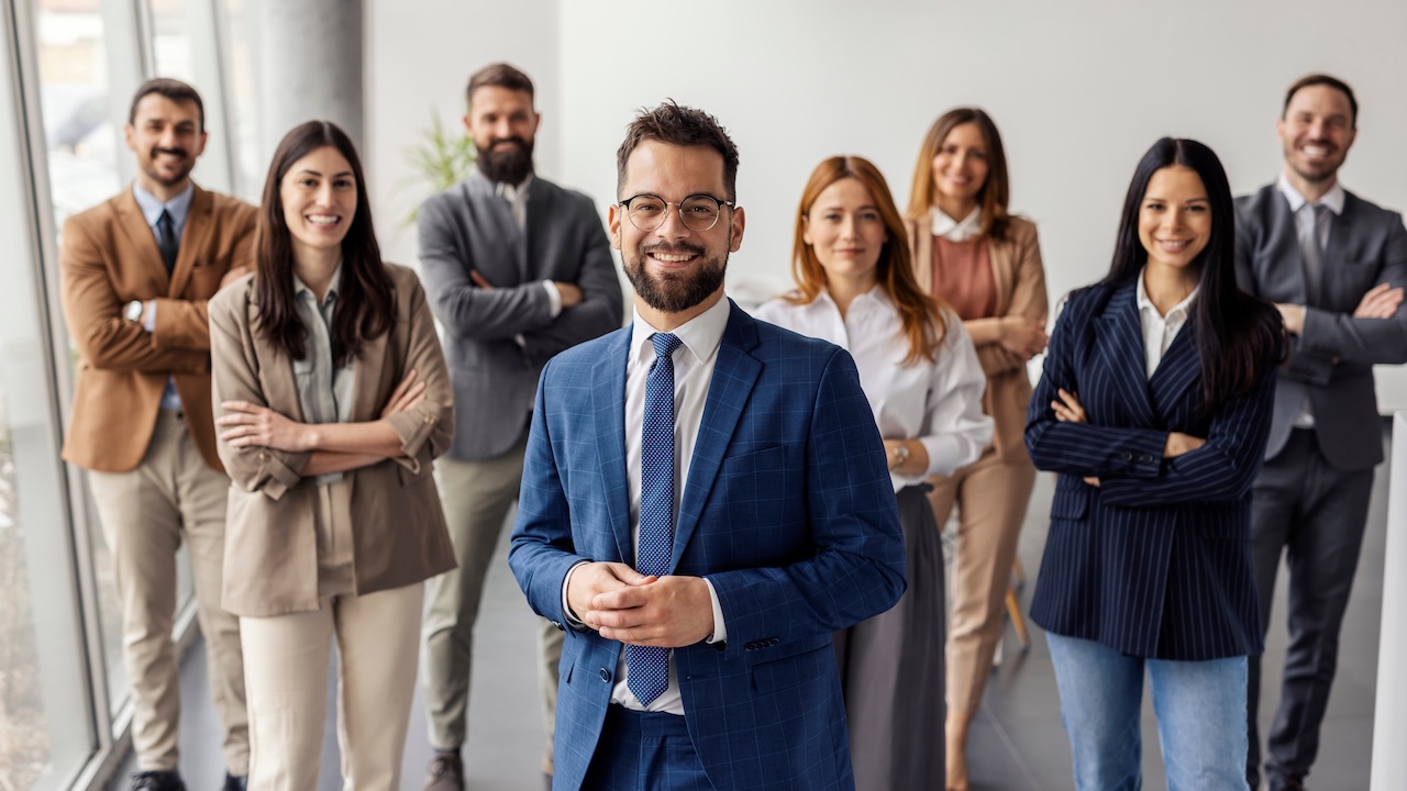 Portrait,Of,Smiling,Confident,Executive,Standing,With,His,Leadership,Team